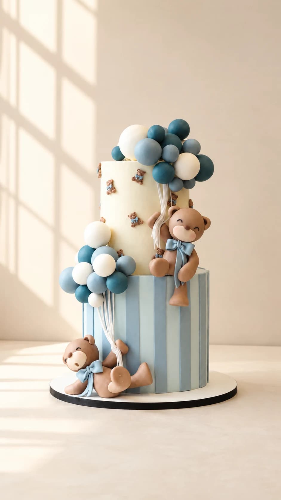 Torta personalizada de osito con globos azules